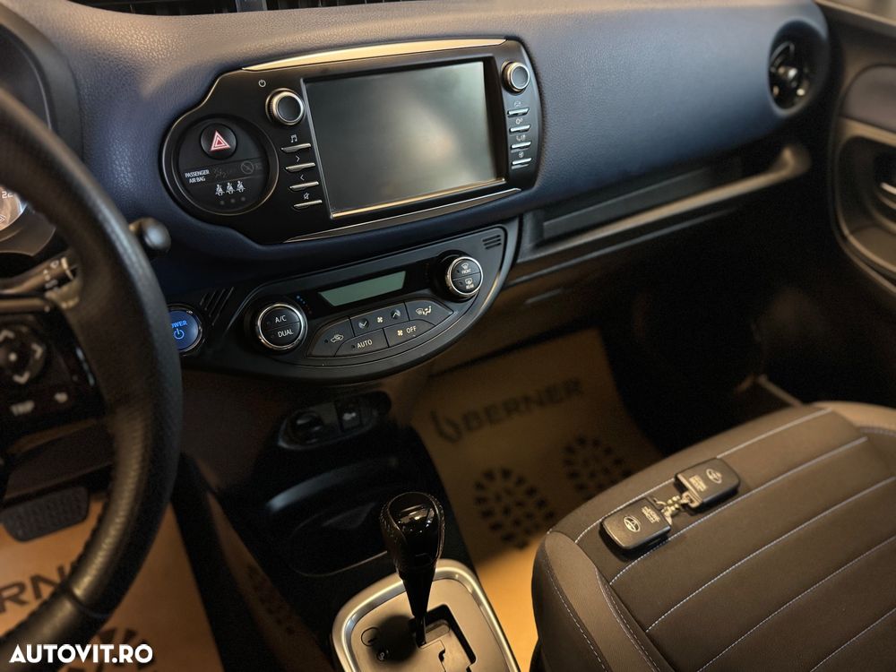 Toyota Yaris 1.5 VVT-i HSD Bi-Tone R&B - 18