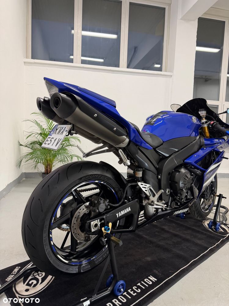 Yamaha R1 - 18