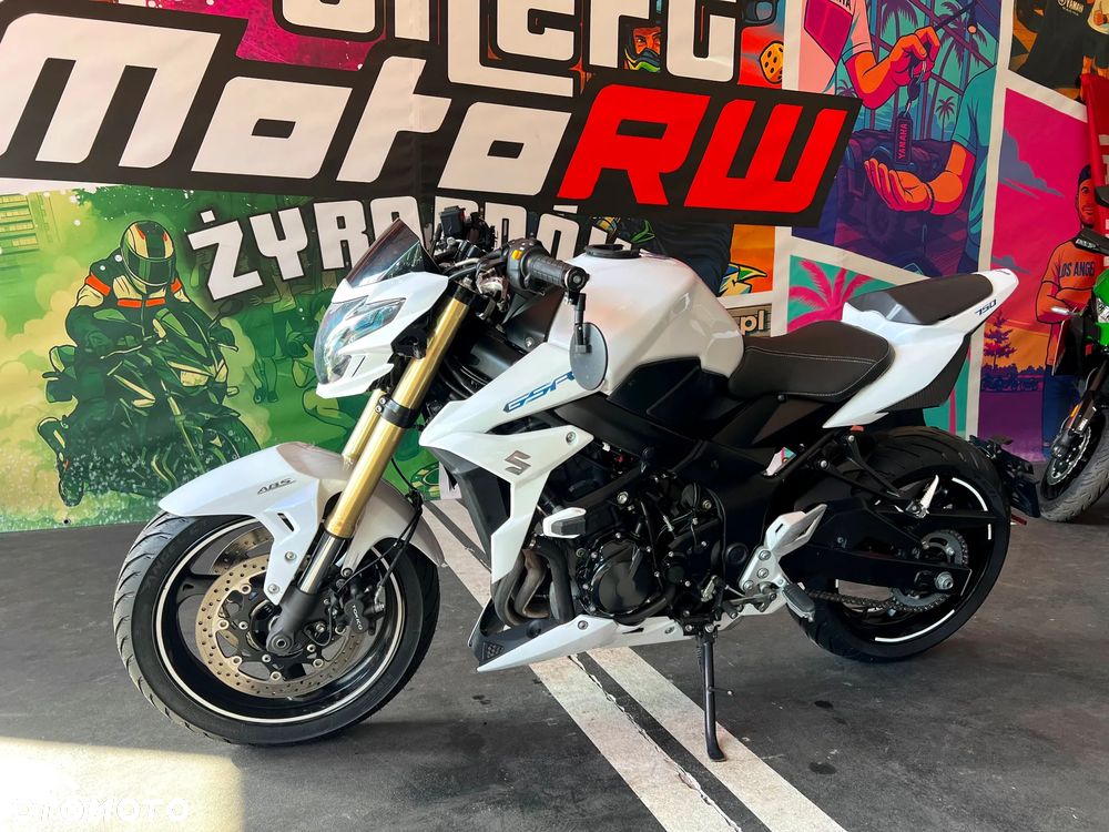Suzuki GSR - 17