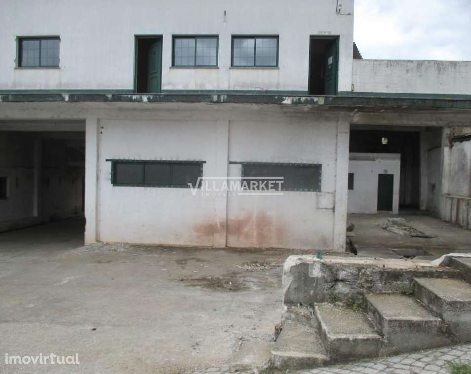 Prédio da banca composto por 2 armazéns com 877 m2 e com 1458 m2 de te - Grande imagem: 2/12