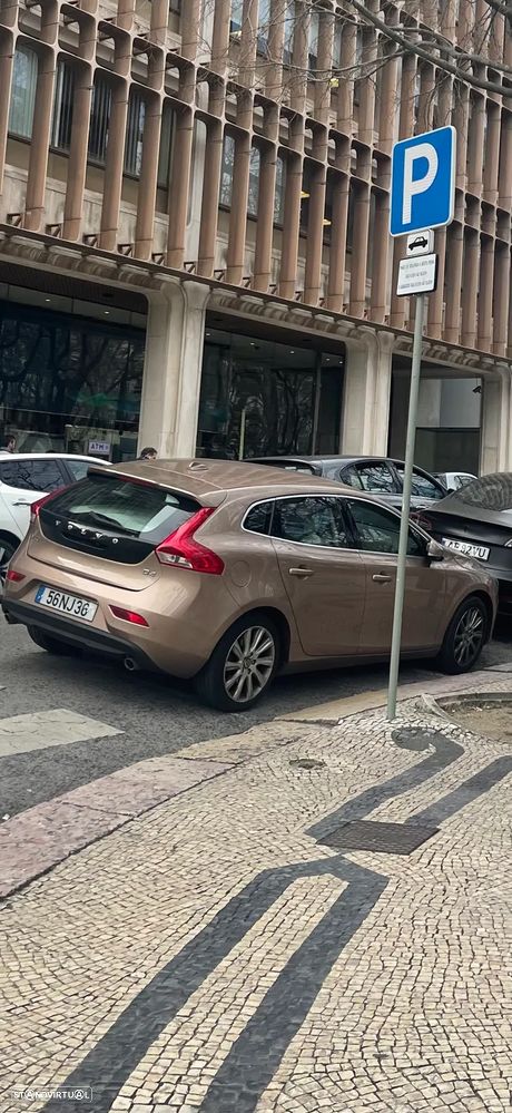 Volvo V40 2.0 D4 Momentum Geartronic - 2