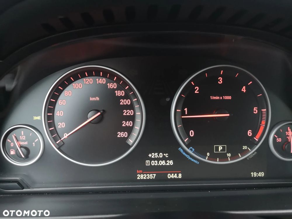 BMW Seria 5 525d xDrive - 14