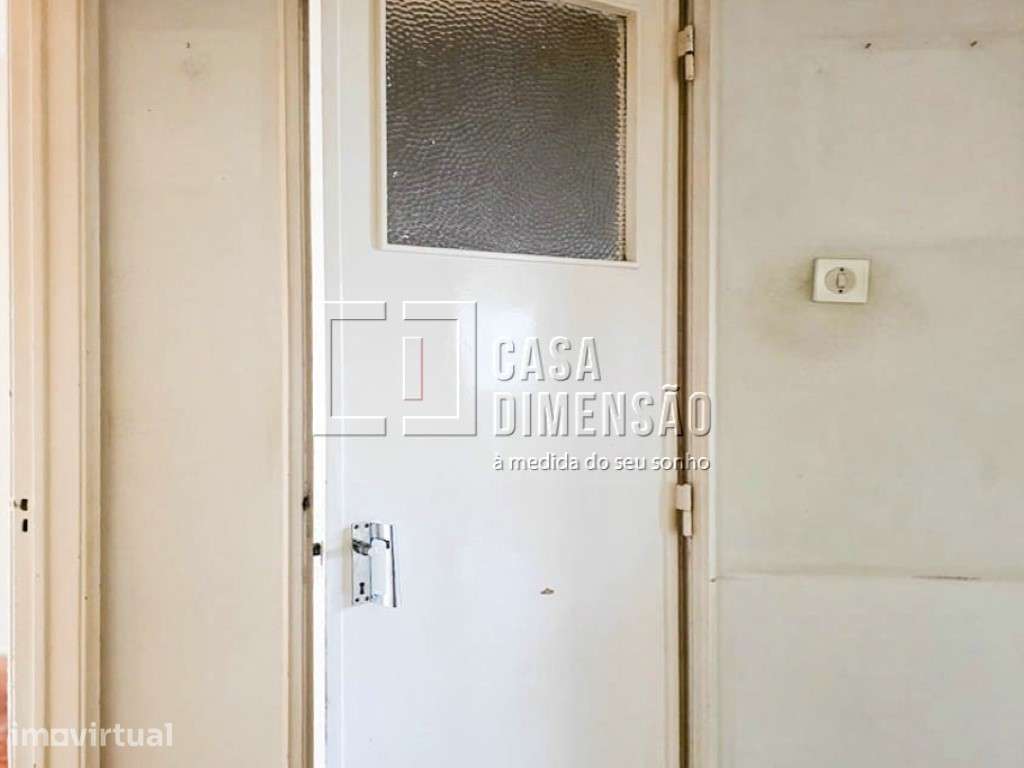 Apartamento de tipologia T2, para recuperar, em Benfica!! - Grande imagem: 5/8