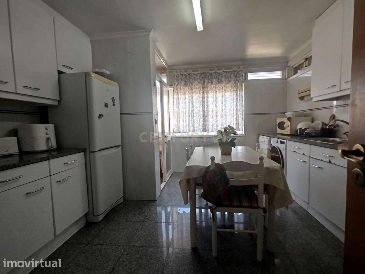 Apartamento T3 com Excelente Exposição Solar, Arrecadação e Ótima Loca - Grande imagem: 3/16