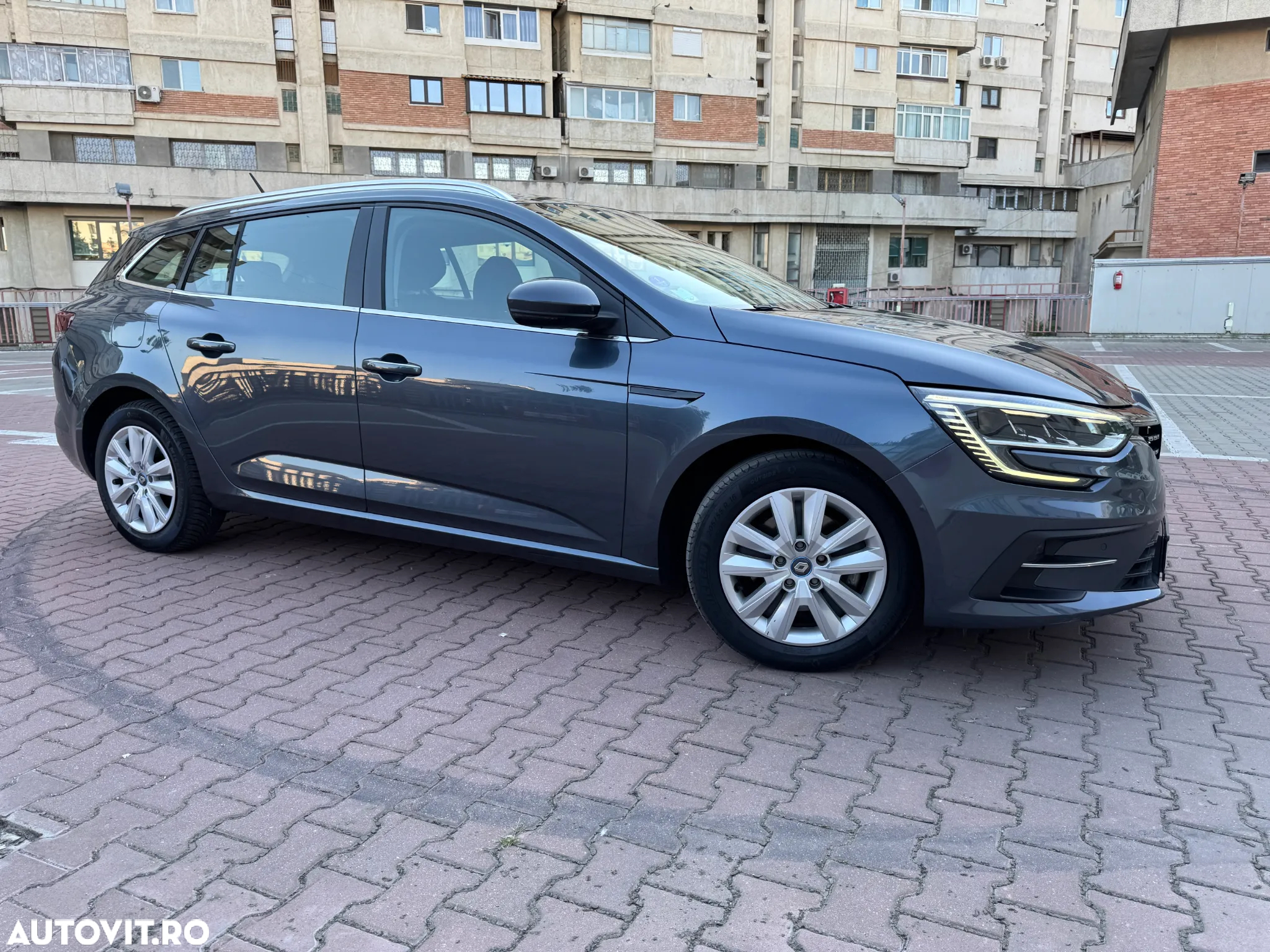 Renault Megane Grandtour E-TECH Plug-in 160 BUSINESS EDITION - 6