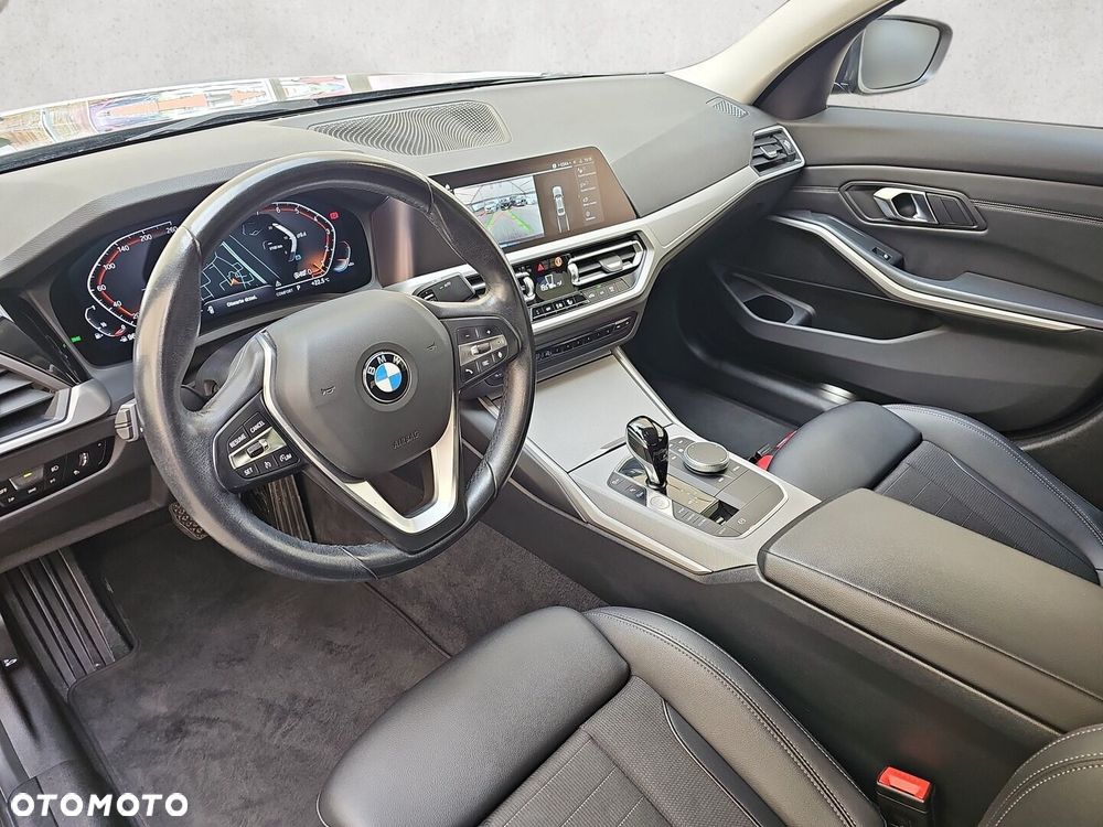 BMW Seria 3 330i xDrive Advantage - 11