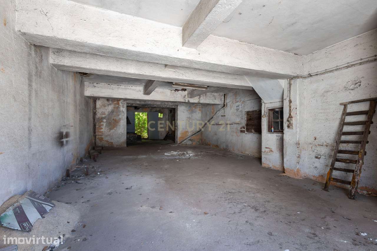 Moradia para recuperar em Tomar com garagem, logradouro e dois acessos - Grande imagem: 2/29