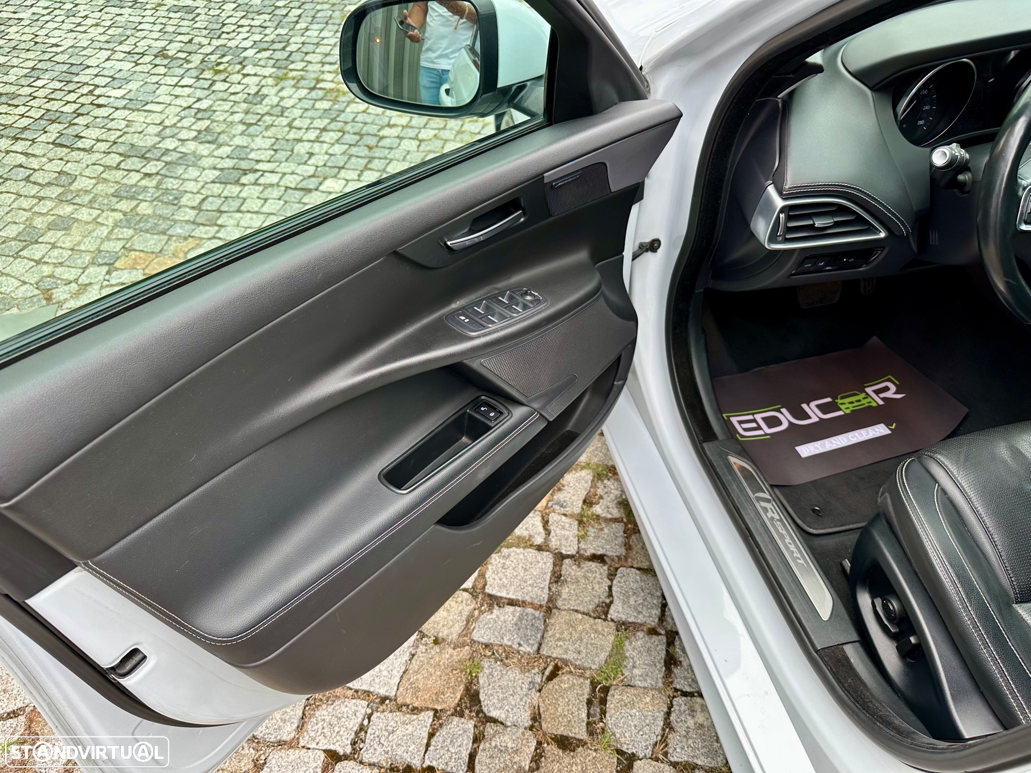Jaguar XE 2.0 D R-Sport AWD Aut. - 19
