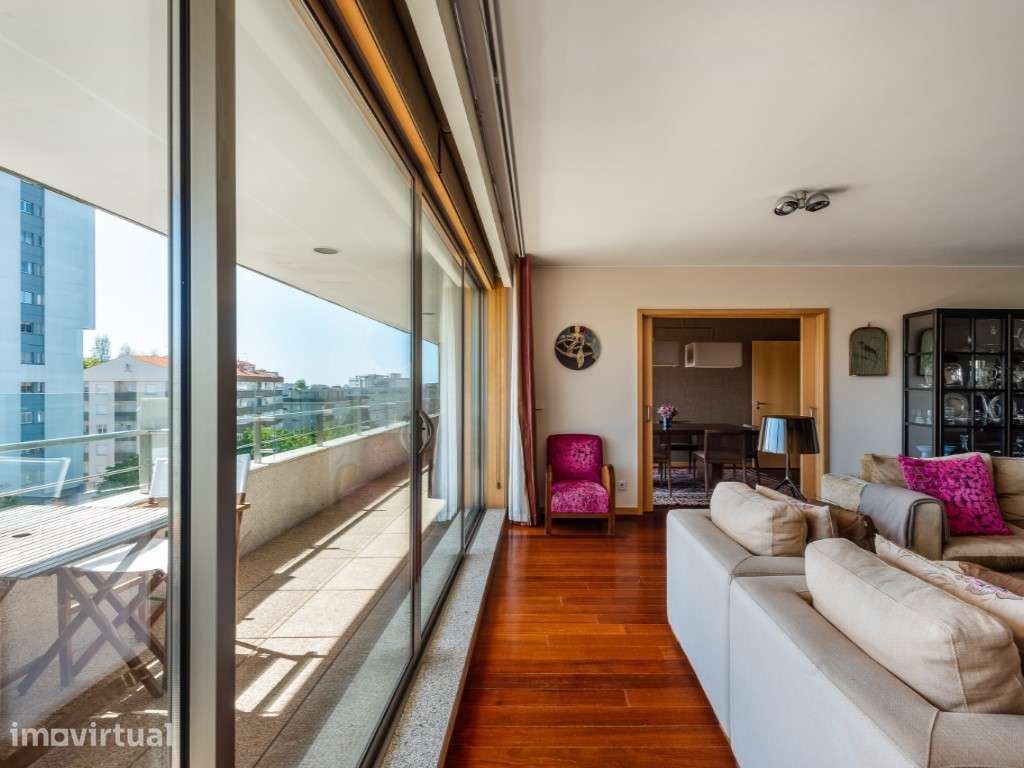 T3+1 Duplex no último piso, com amplos terraços e 3 lugares de garagem - Grande imagem: 3/30