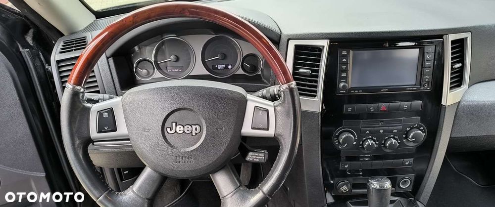 Jeep Grand Cherokee - 26