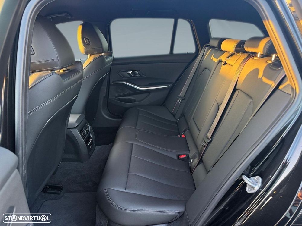 BMW 330 e Pack Desportivo M Pro Auto - 16