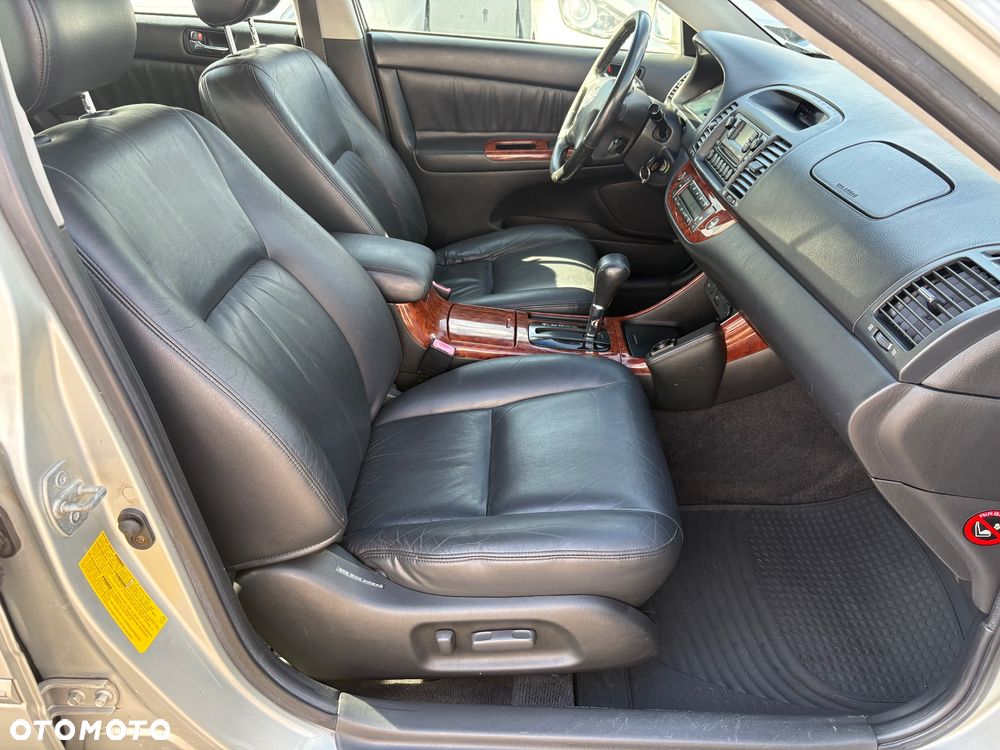 Toyota Camry - 18