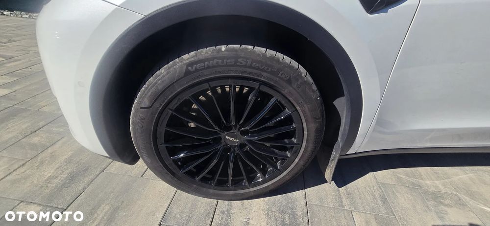 Tesla Model Y Long Range Dual Motor AWD - 32