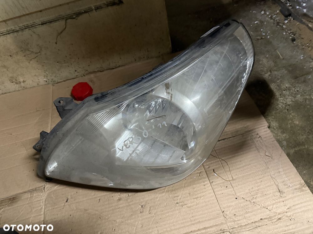 Lampa przód lewa Toyota Verso 09-13r. - 1