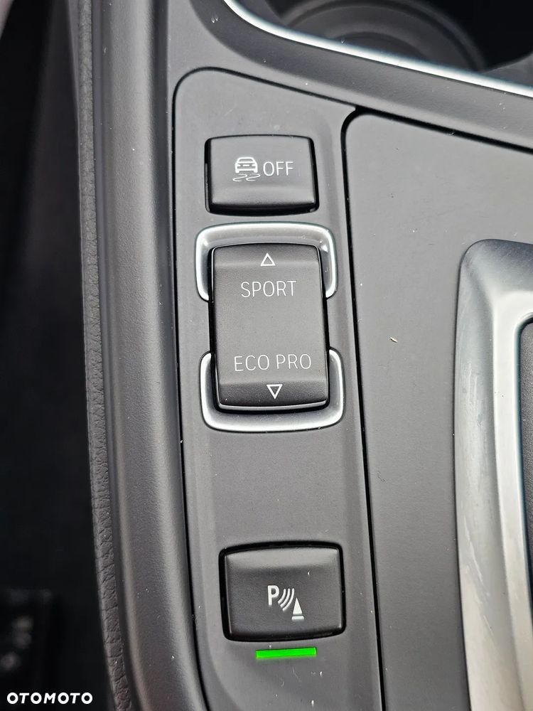 BMW Seria 3 318d Sport Line - 32