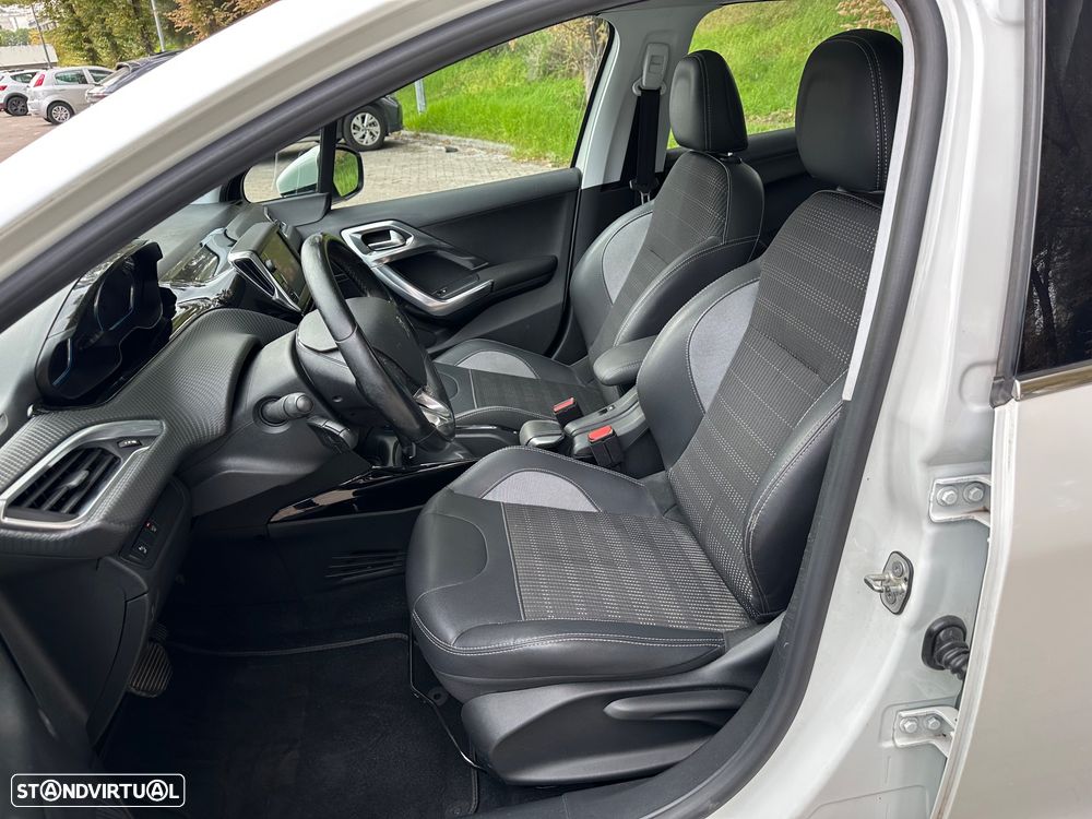 Peugeot 2008 1.2 PureTech Allure EAT6 - 11