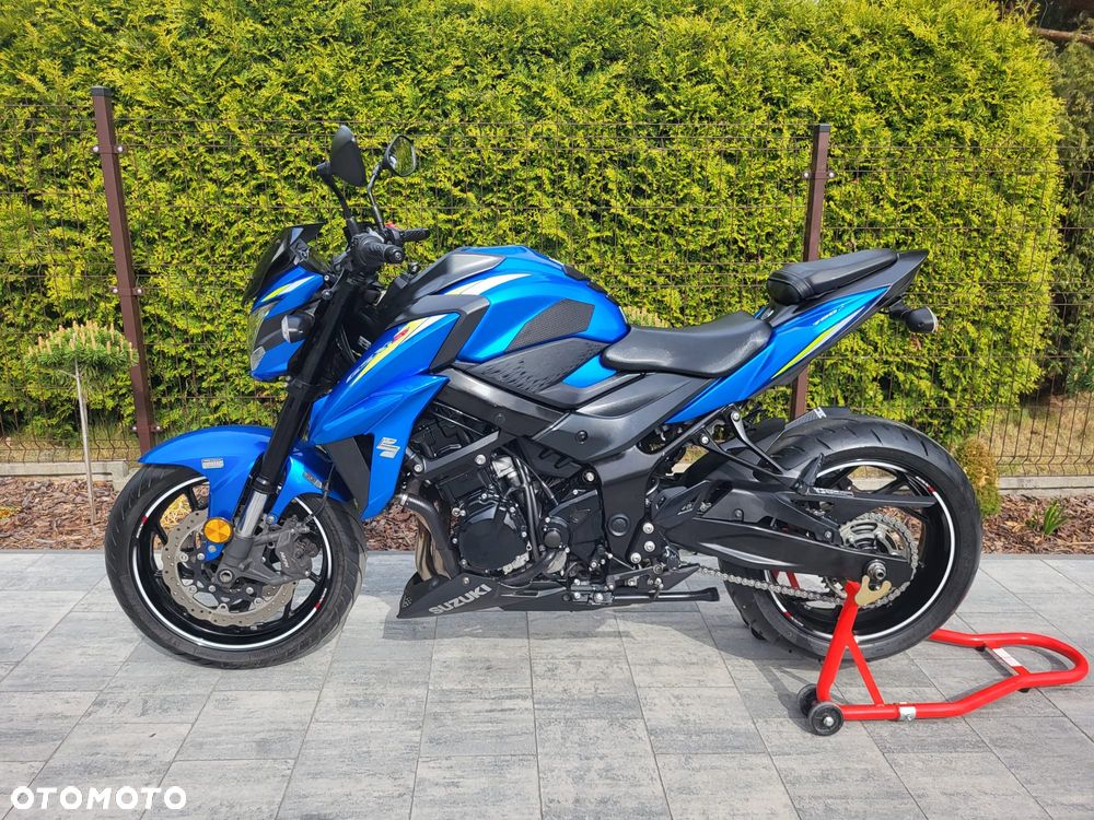 Suzuki GSX - 13