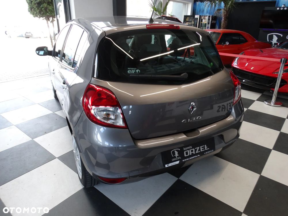 Renault Clio 1.2 16V Authentique - 11