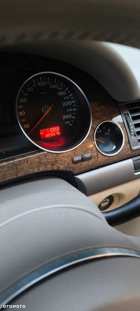 Audi A8 4.2 Quattro - 9