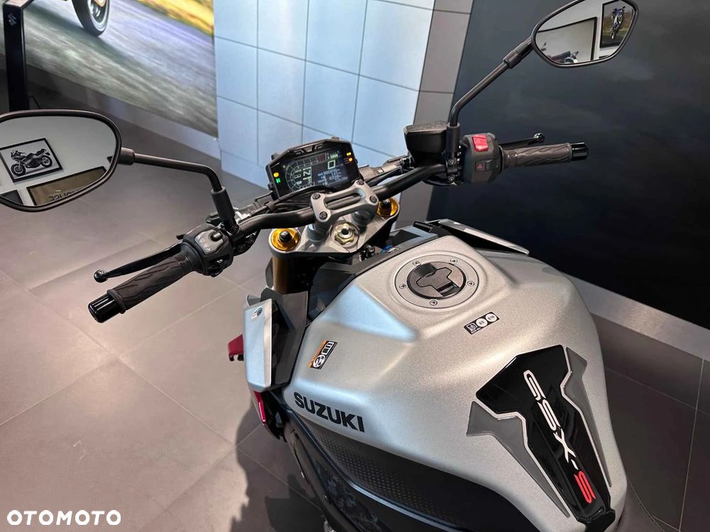 Suzuki GSX - 11