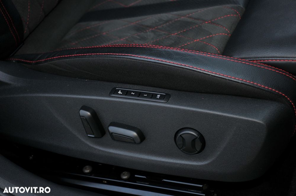 Skoda Octavia Combi 2.0 TDI DSG RS - 32