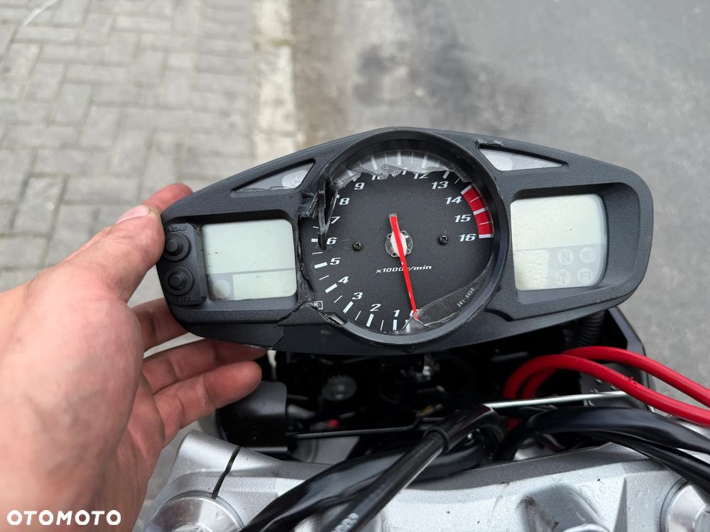 Suzuki GSR - 11