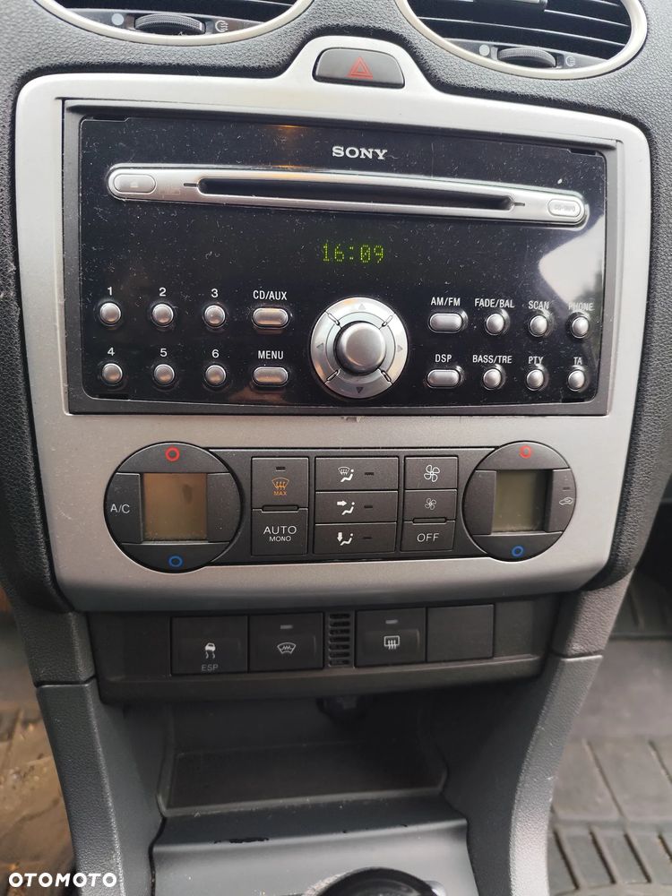 Ford Focus 1.6 Ghia - 25