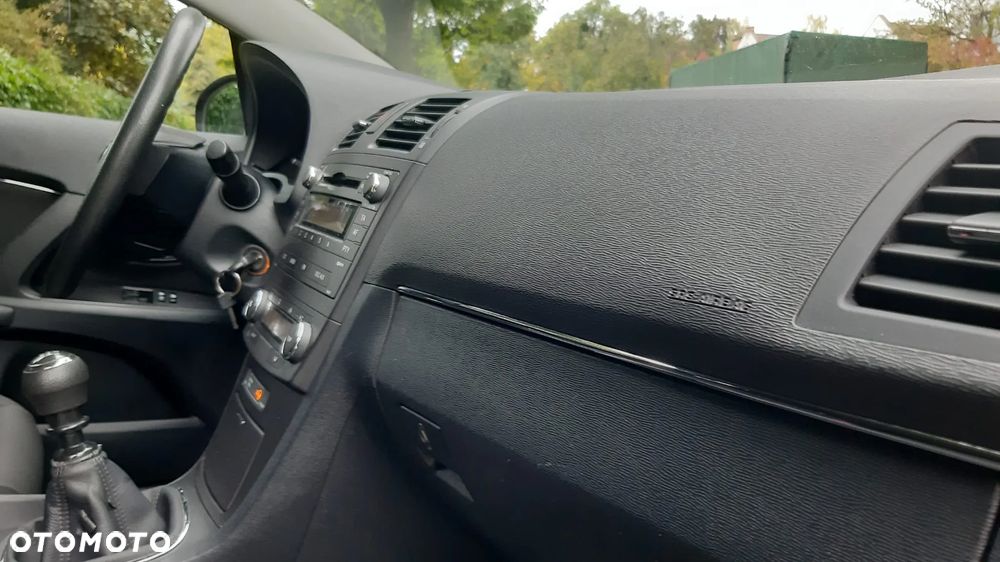 Toyota Avensis 1.6 Active - 12