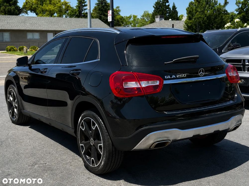 Mercedes-Benz GLA 250 4-Matic AMG Line - 3
