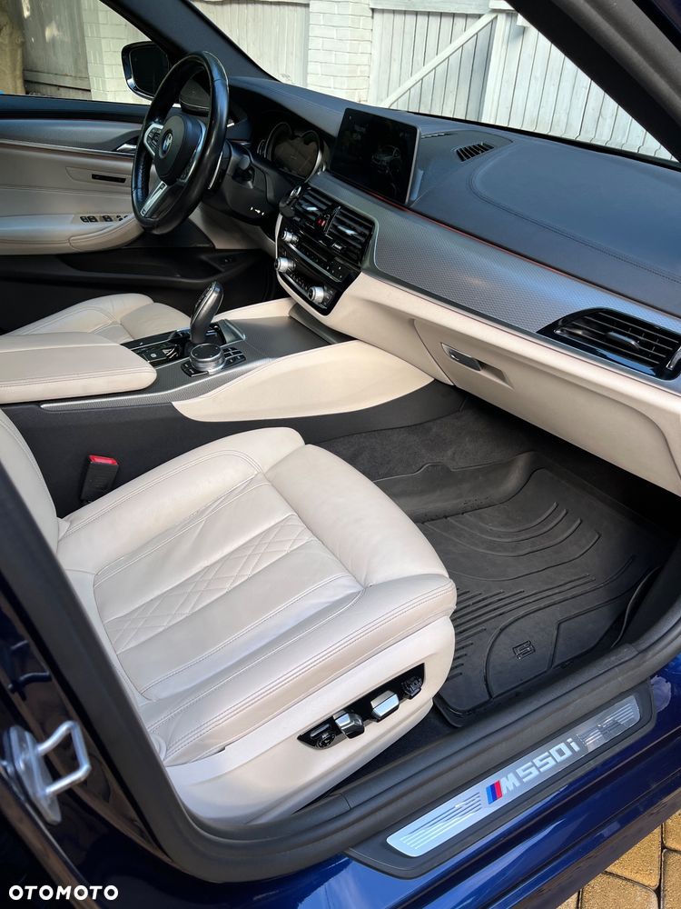 BMW Seria 5 M550i xDrive sport - 31