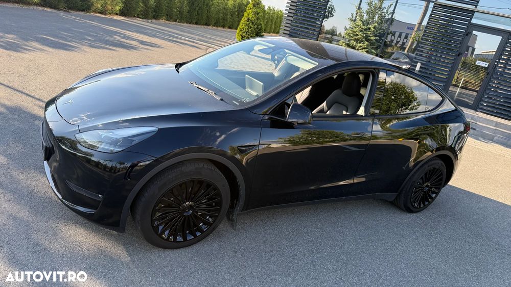 Tesla Model Y - 8