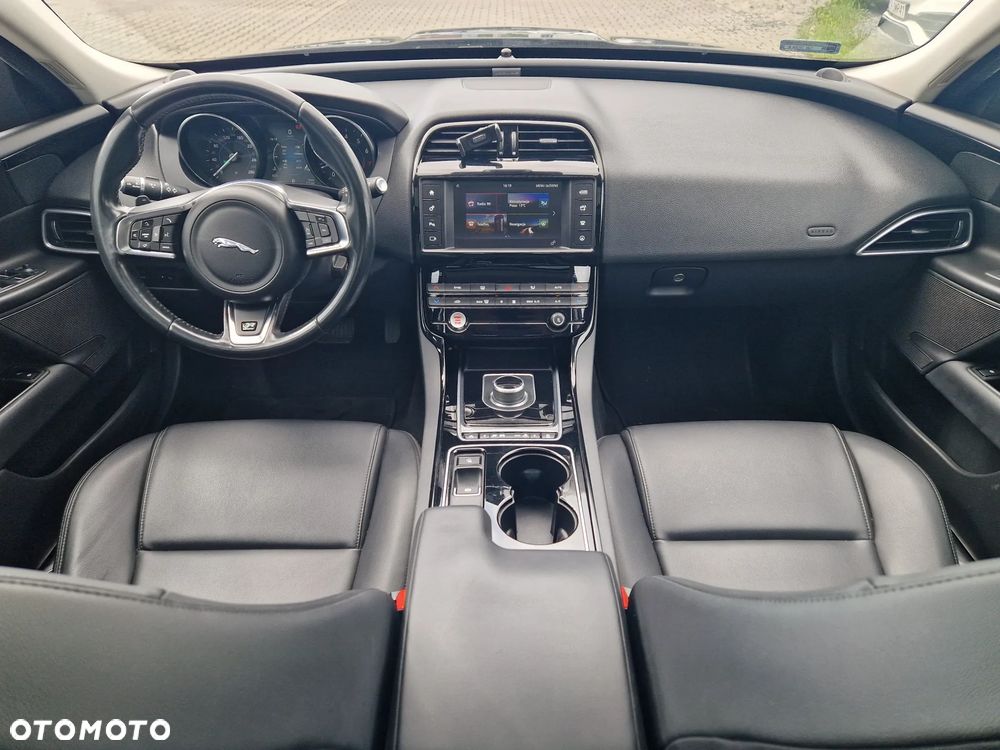 Jaguar XE - 23