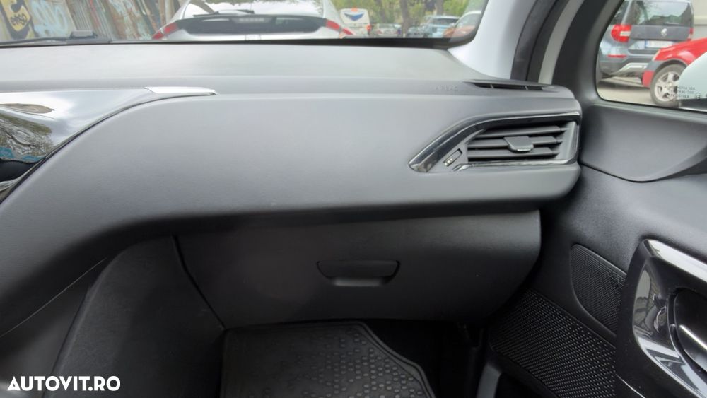 Peugeot 208 - 14