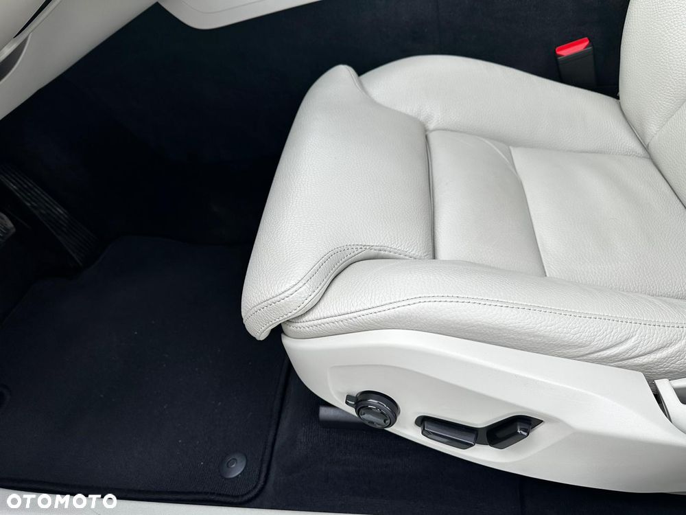 Volvo XC 60 B5 B AWD Plus Bright - 12