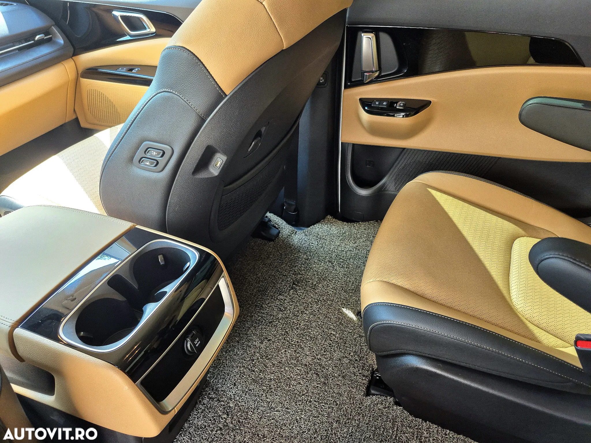 Kia Carnival - 24