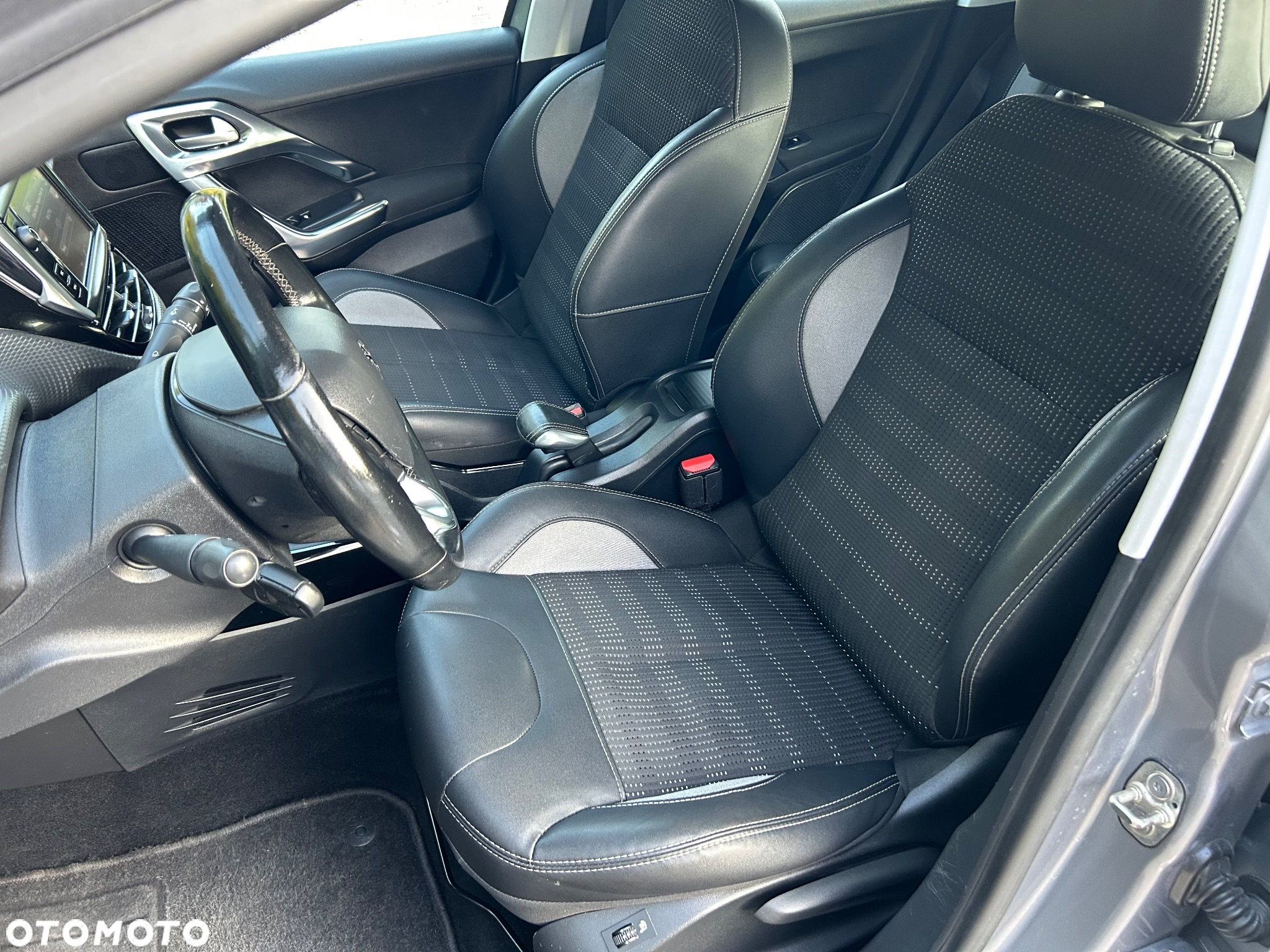 Peugeot 2008 1.6 BlueHDi Allure S&S - 31