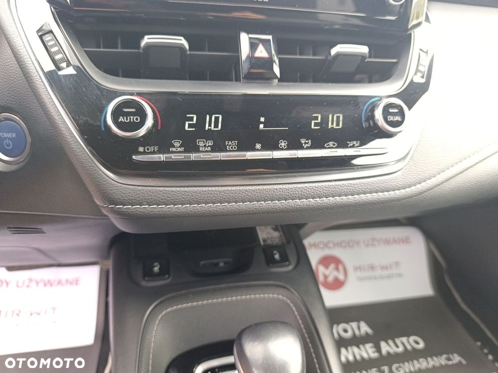 Toyota Corolla 2.0 Hybrid Executive - 31