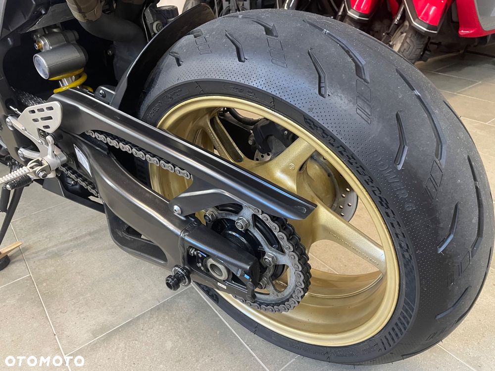 Yamaha R1 - 35