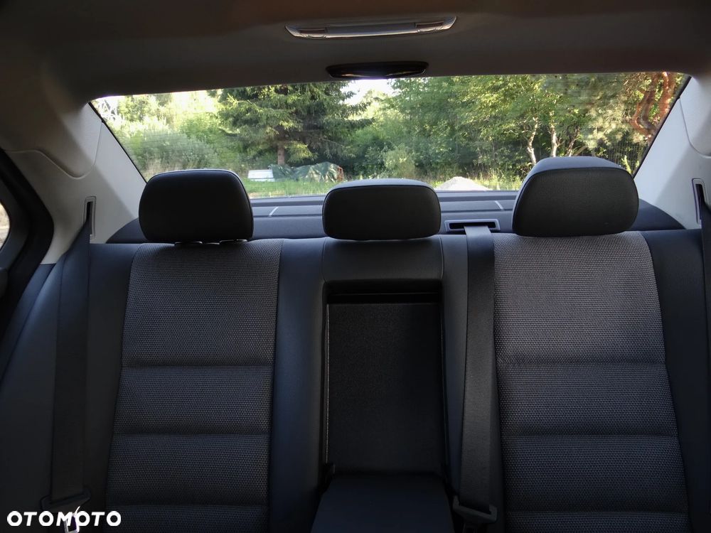 Mercedes-Benz Klasa C 180 BlueEFFICIENCY 7G-TRONIC Avantgarde - 26