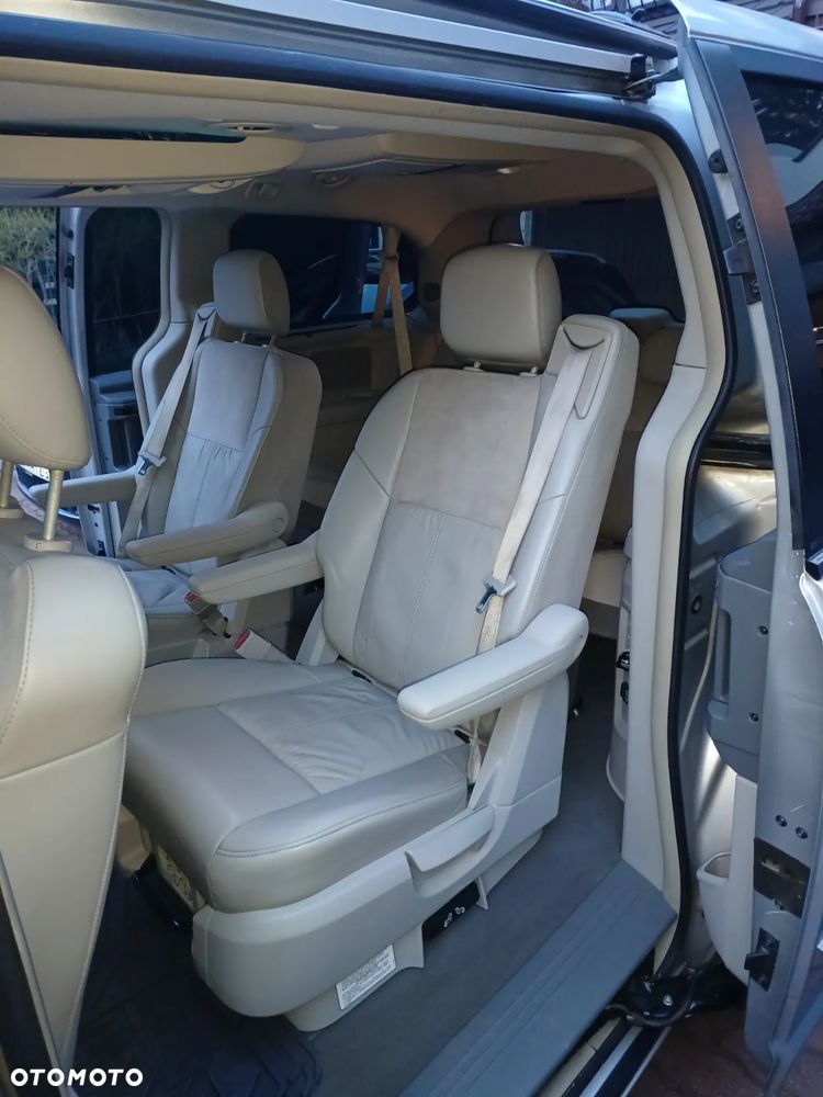 Chrysler Town & Country - 15