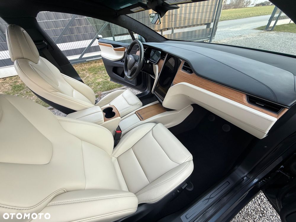 Tesla Model X - 7