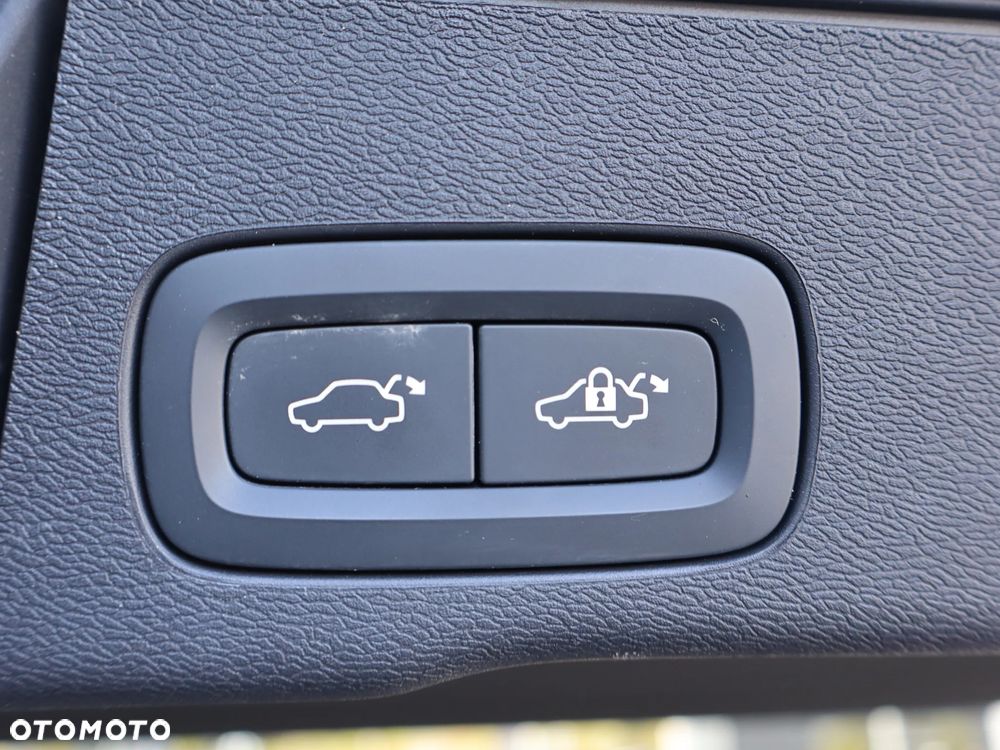 Volvo XC 60 B4 D AWD Plus Dark - 19