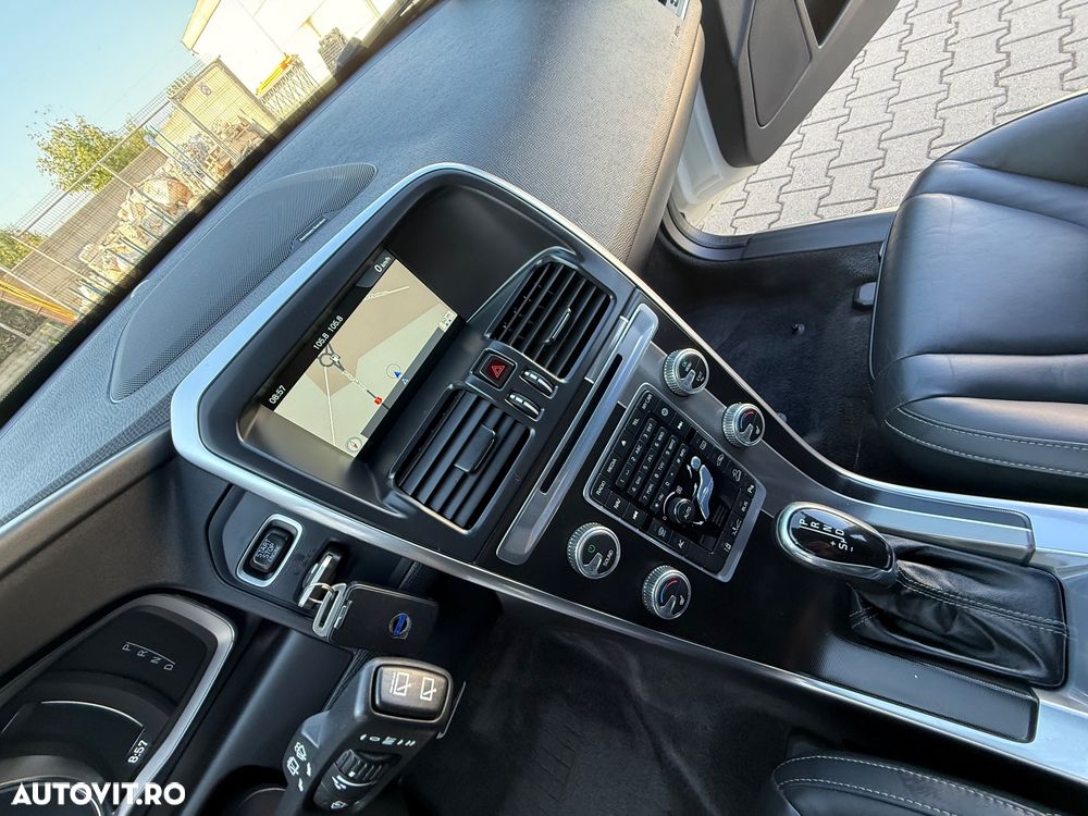 Volvo XC 60 D5AWD R-Design - 6