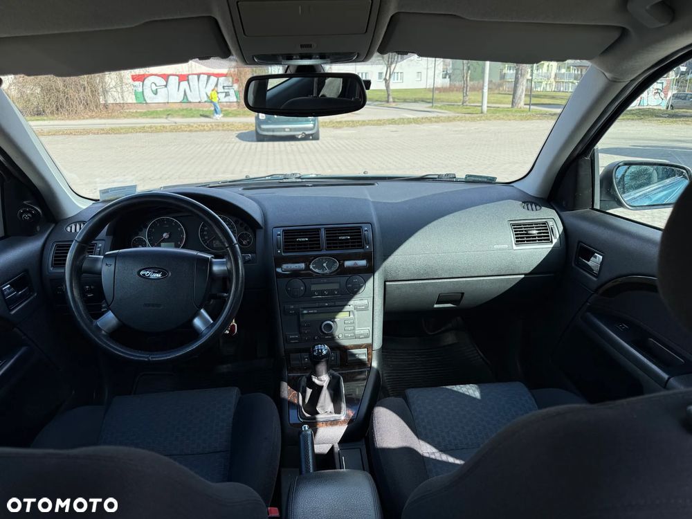 Ford Mondeo 1.8 Ghia - 11