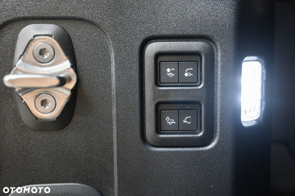 Land Rover Defender - 24