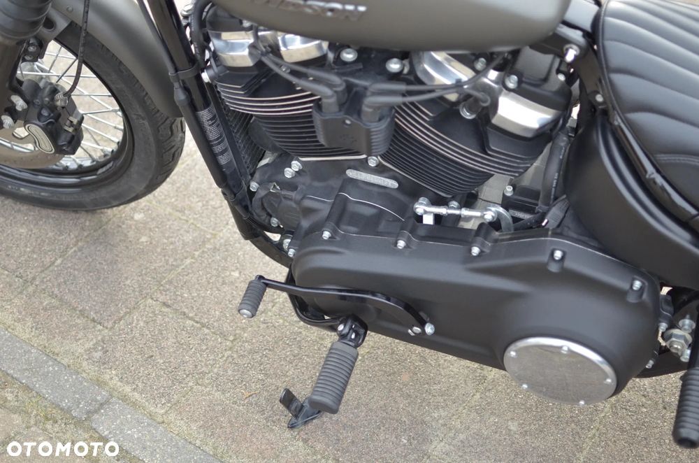 Harley-Davidson Softail Street Bob - 36