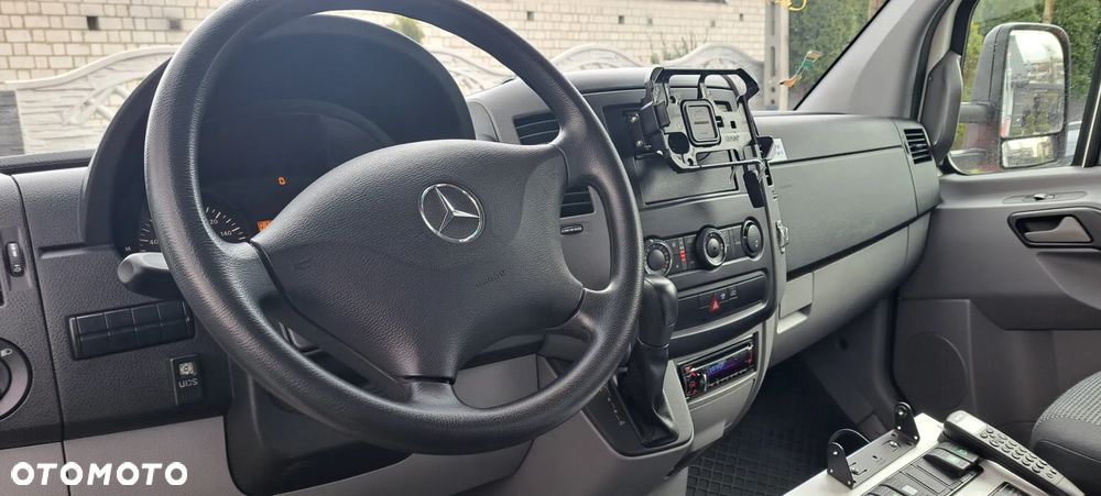 Mercedes-Benz 519 - 12