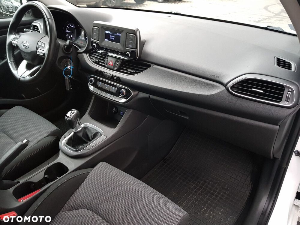 Hyundai i30 1.5 DPI Classic + - 23