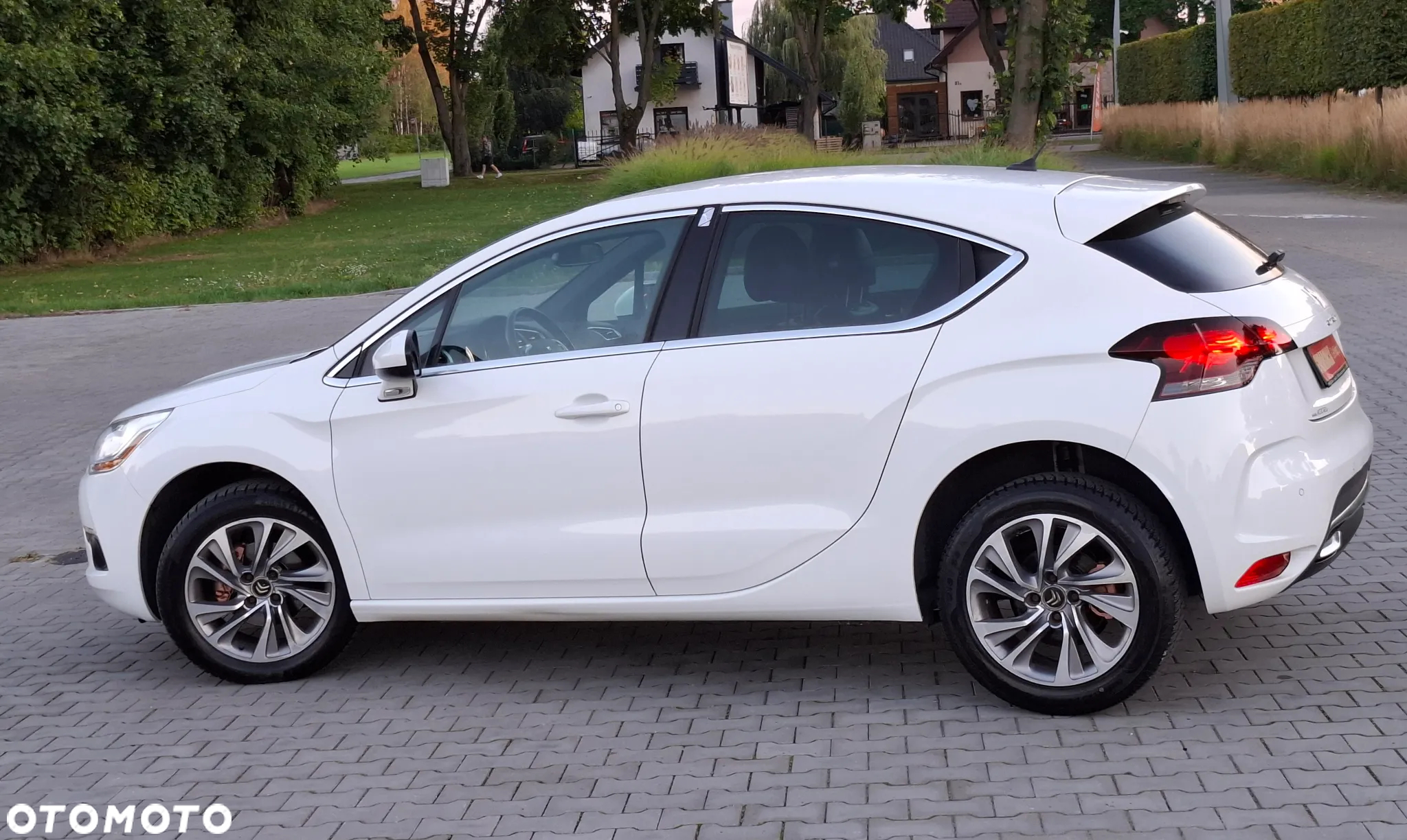 Citroën DS4 e-HDi 115 SoChic - 9