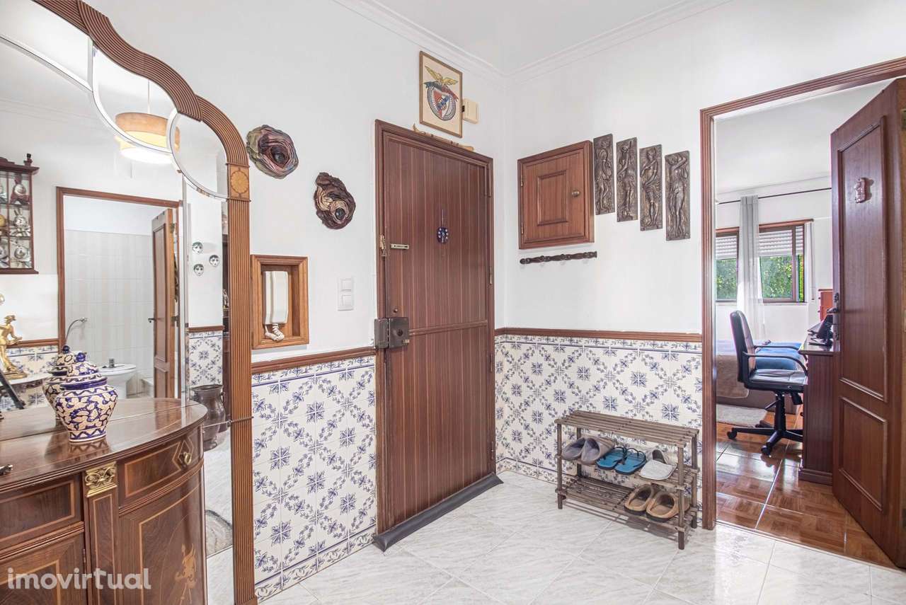 Charmoso T2 com cozinha equipada, lareira e muita luz natural. Um espa - Grande imagem: 5/26